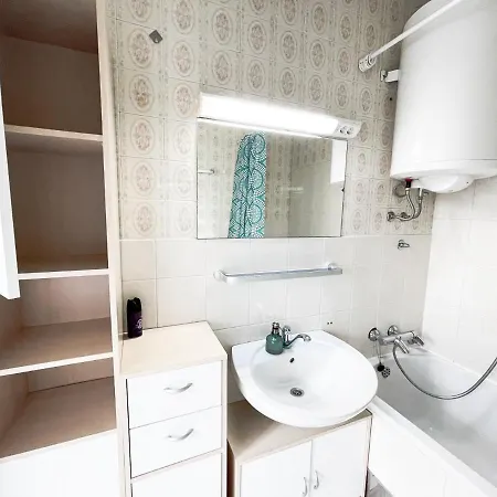 Stylish Riverside Living In The Hearth Of Downtown *